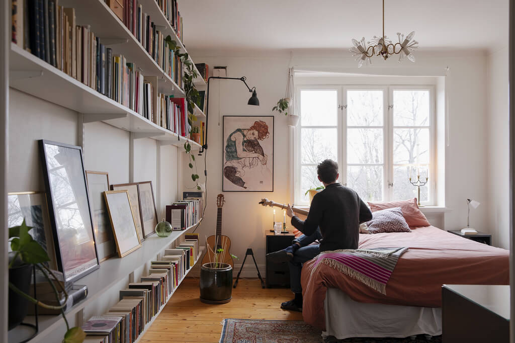 A Pink Studio Apartment with Bookshelves 3 pink-studio-apartment-bookshleves-nordroom