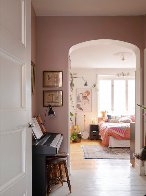 A Pink Studio Apartment with Bookshelves 4 pink-studio-apartment-music-room-nordroom