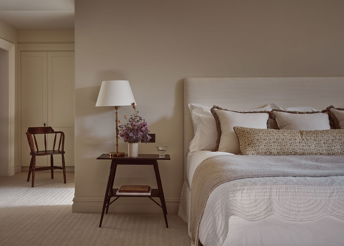 A Grand Georgian Manor House in England 21 serene-bedroom-benham-park-nordroom