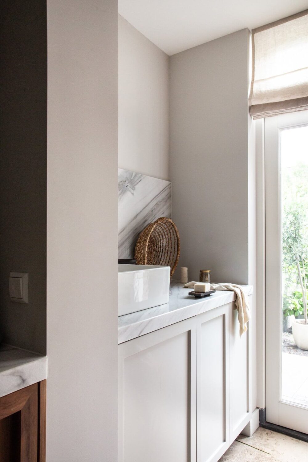 An Elegant Townhouse by Avenue Design Studio 13 bookshelves-townhouse-netherlands-avenue-design-studio-nordroom