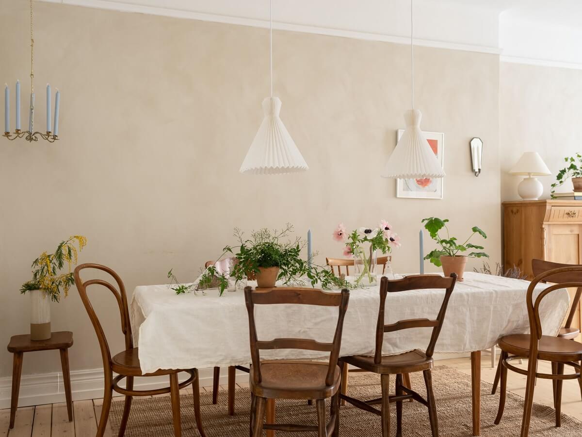 A Warm Soft Colored Home in Stockholm 7 vintage-dining-room-soft-scandinavian-apartment-nordroom