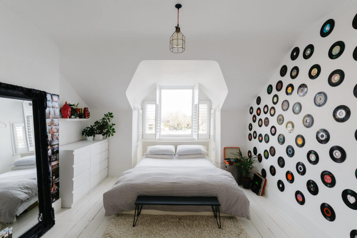A Black and White Victorian House in London 33 attic-bedroom-black-white-decor-nordroom