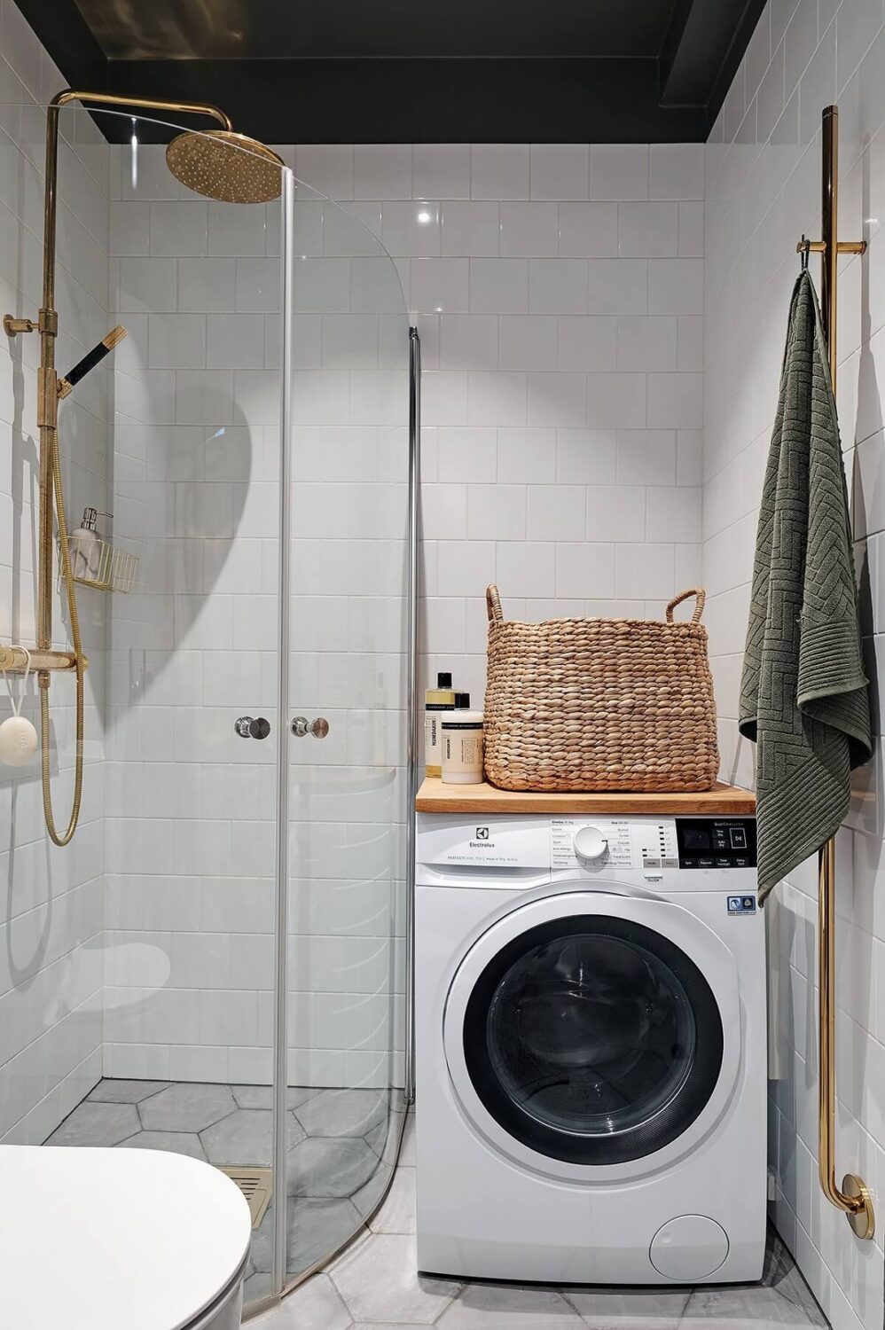 A Luxurious Blue and Gray Studio Apartment 21 bathroom-studio-apartment-scandinavian-design-nordroom