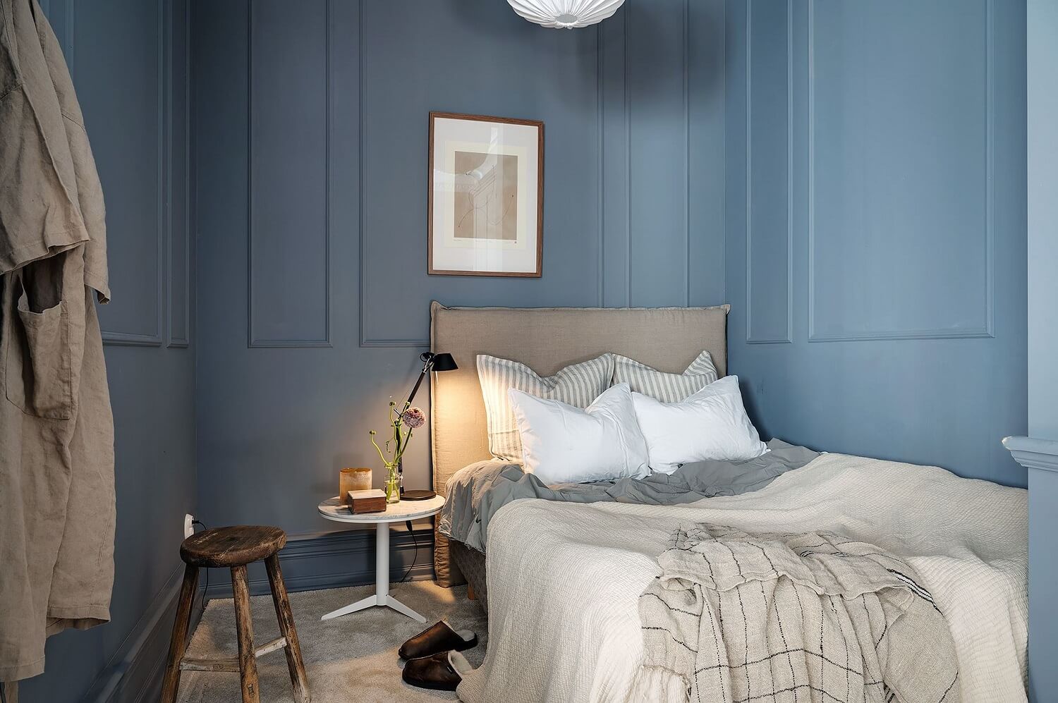 A Luxurious Blue and Gray Studio Apartment 16 bed-alcove-blue-scandinavian-studio-apartment-nordroom