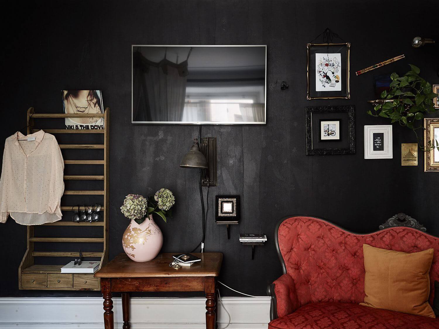 A Black Vintage Studio Apartment 7 black-design-studio-apartment-nordroom