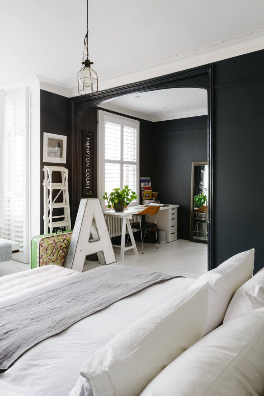 A Black and White Victorian House in London 21 black-white-bedroom-open-plan-workspace-nordroom