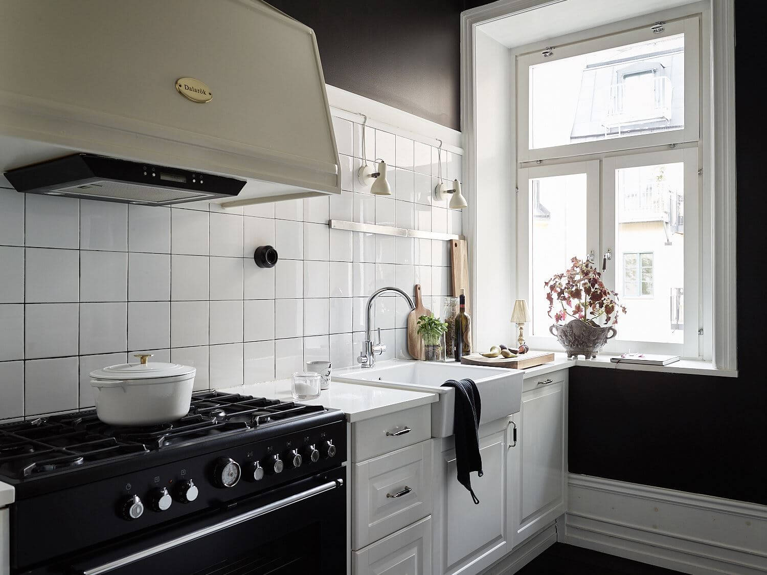 A Black Vintage Studio Apartment 12 black-white-kitchen-studio-apartment-sweden-nordroom
