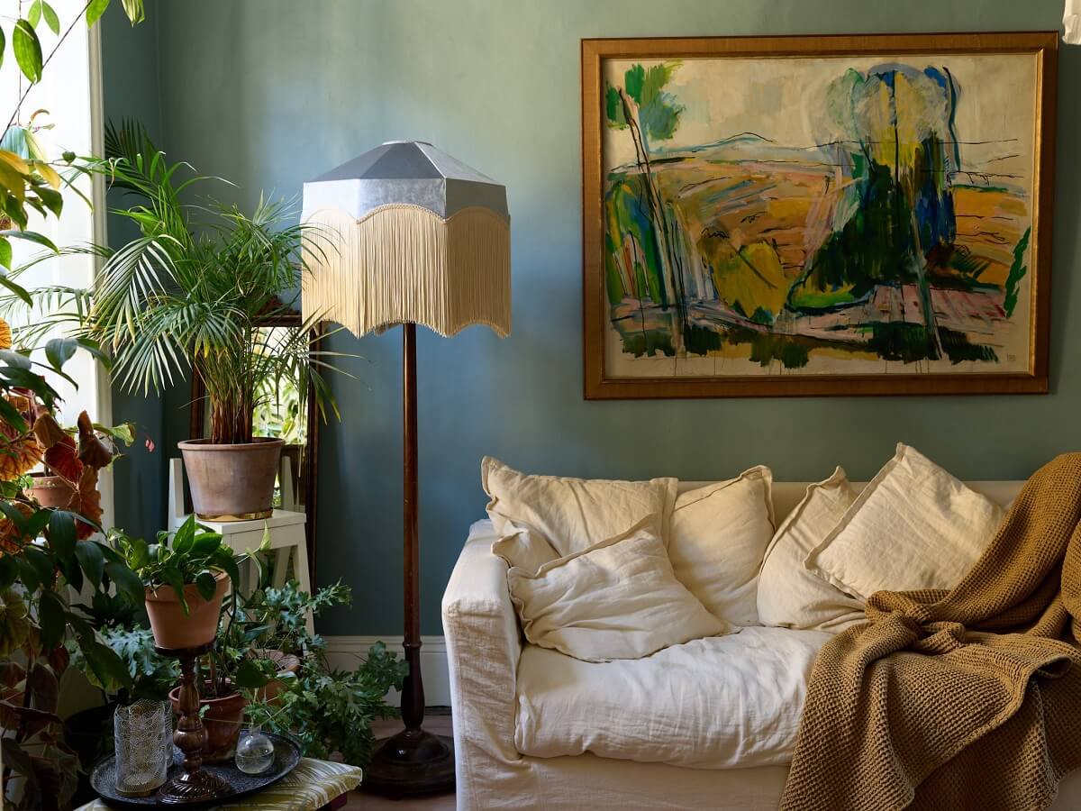 A Cozy Plant-Filled Home in Sweden 8 blue-plant-filled-sitting-room-vintage-lamps-nordroom