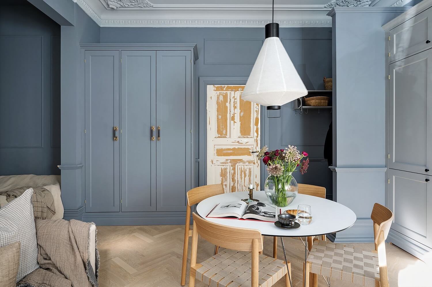 A Luxurious Blue and Gray Studio Apartment 13 blue-scandinavian-studio-apartment-built-in-wardrobes-nordroom