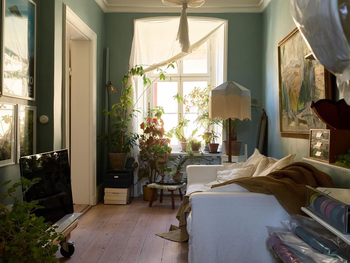 A Cozy Plant-Filled Home in Sweden 7 blue-sitting-room-plants-vintage-decor-nordroom