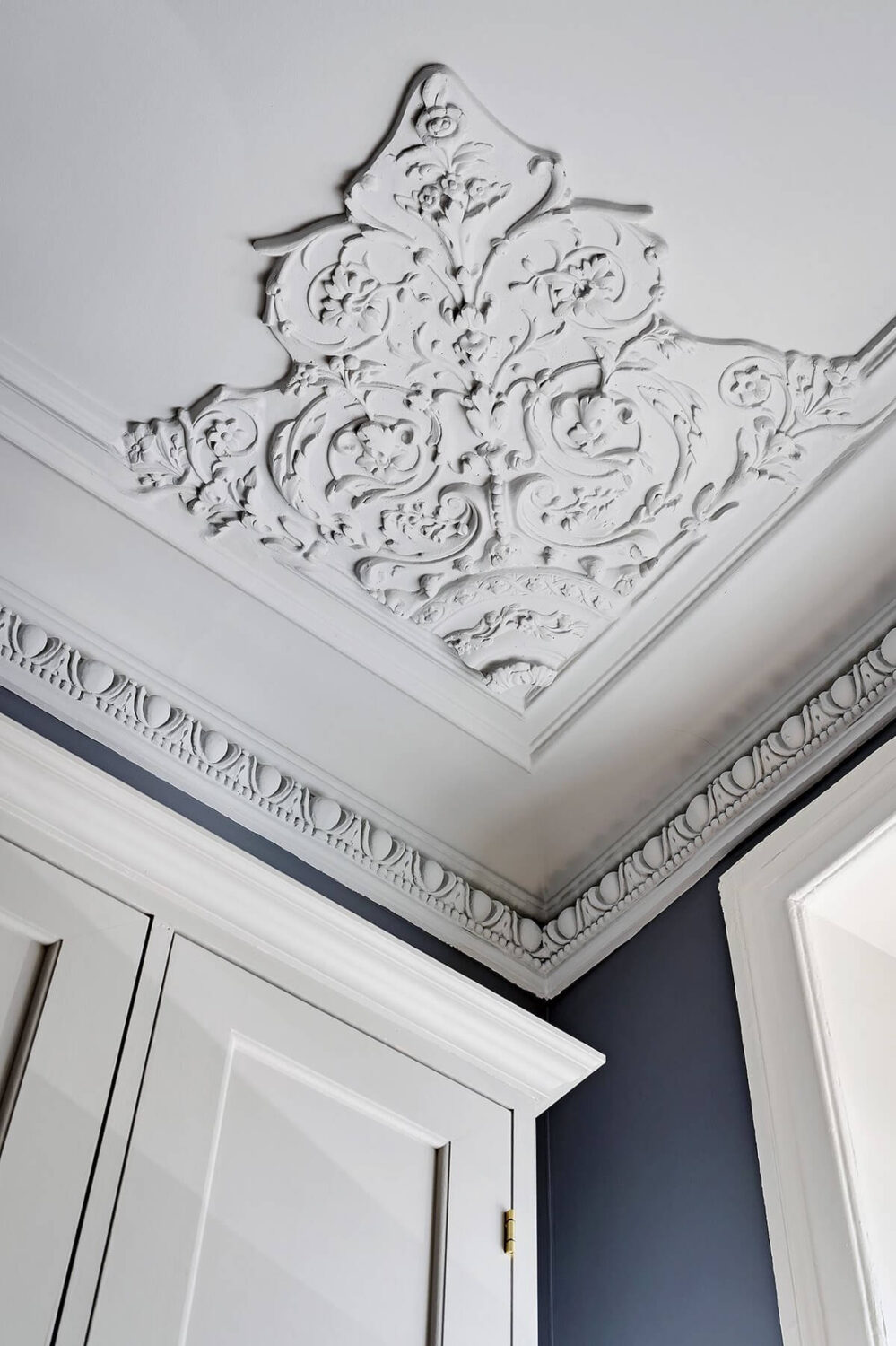 A Luxurious Blue and Gray Studio Apartment 14 ceiling-ornaments-luxurious-blue-studio-apartment-nordroom