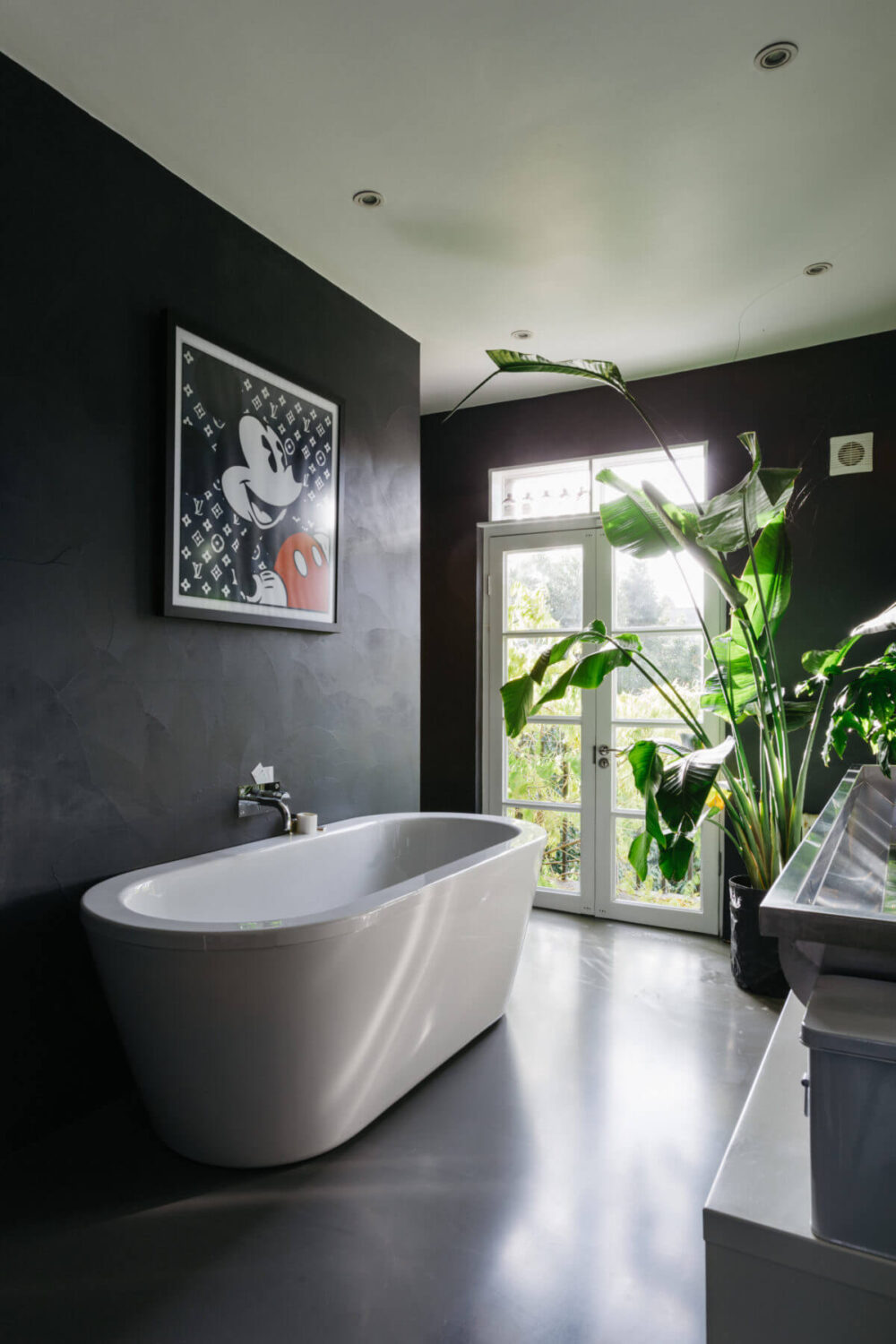 A Black and White Victorian House in London 29 freestanding-bath-black-bathroom-victorian-house-nordroom