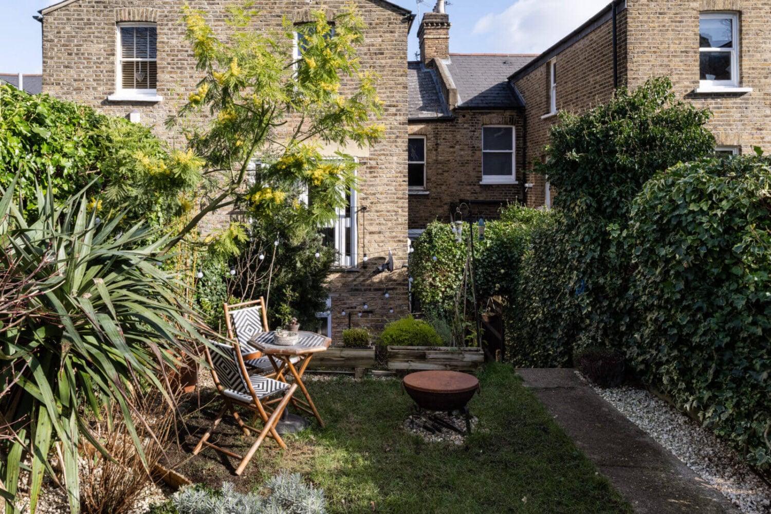 A Cozy Flat in London with Navy Blue Living Room 17 garden-flat-london-england-nordroom