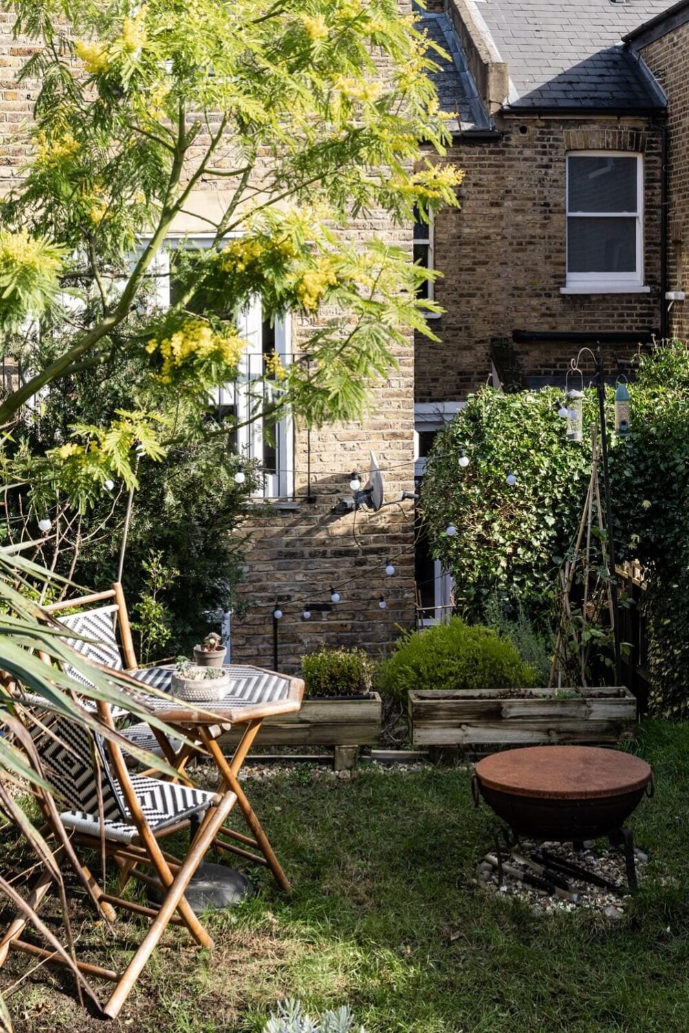 A Cozy Flat in London with Navy Blue Living Room 18 garden-london-flat-nordroom