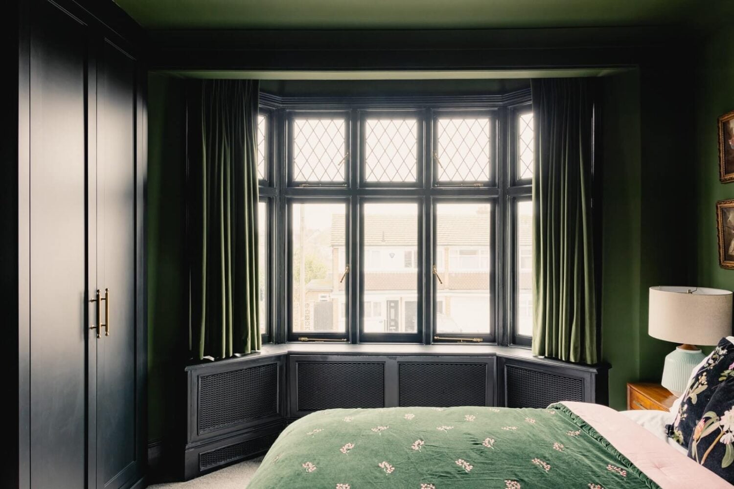 A Green Kitchen with Pink Ceiling in a Colorful London Home 16 green-bedroom-edwardian-home-london-nordroom