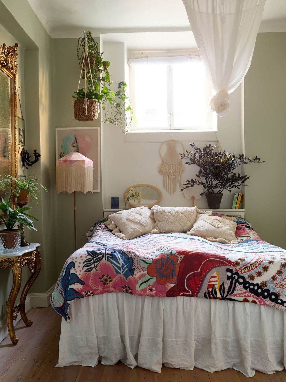 A Cozy Plant-Filled Home in Sweden 10 green-bedroom-hanging-plants-nordroom