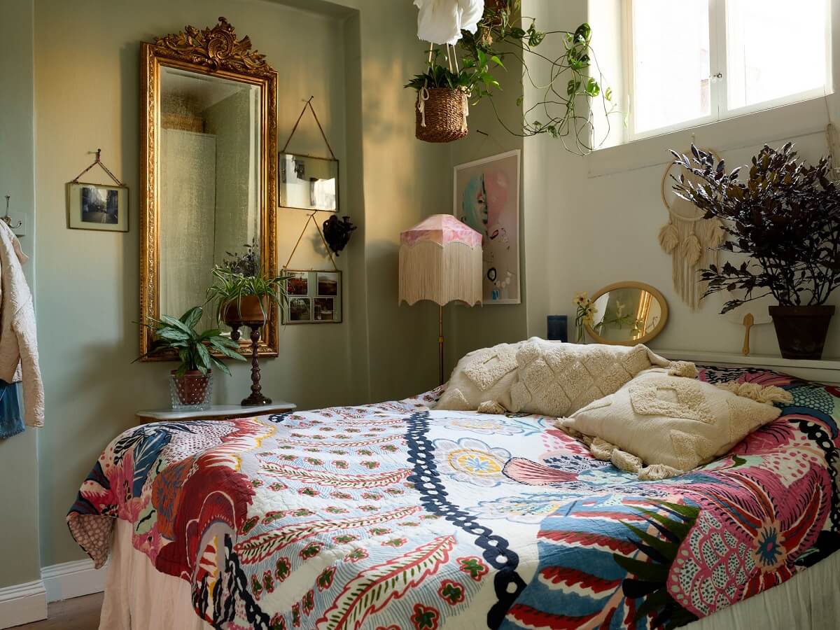 A Cozy Plant-Filled Home in Sweden 11 green-bedroom-plants-gold-mirror-nordroom