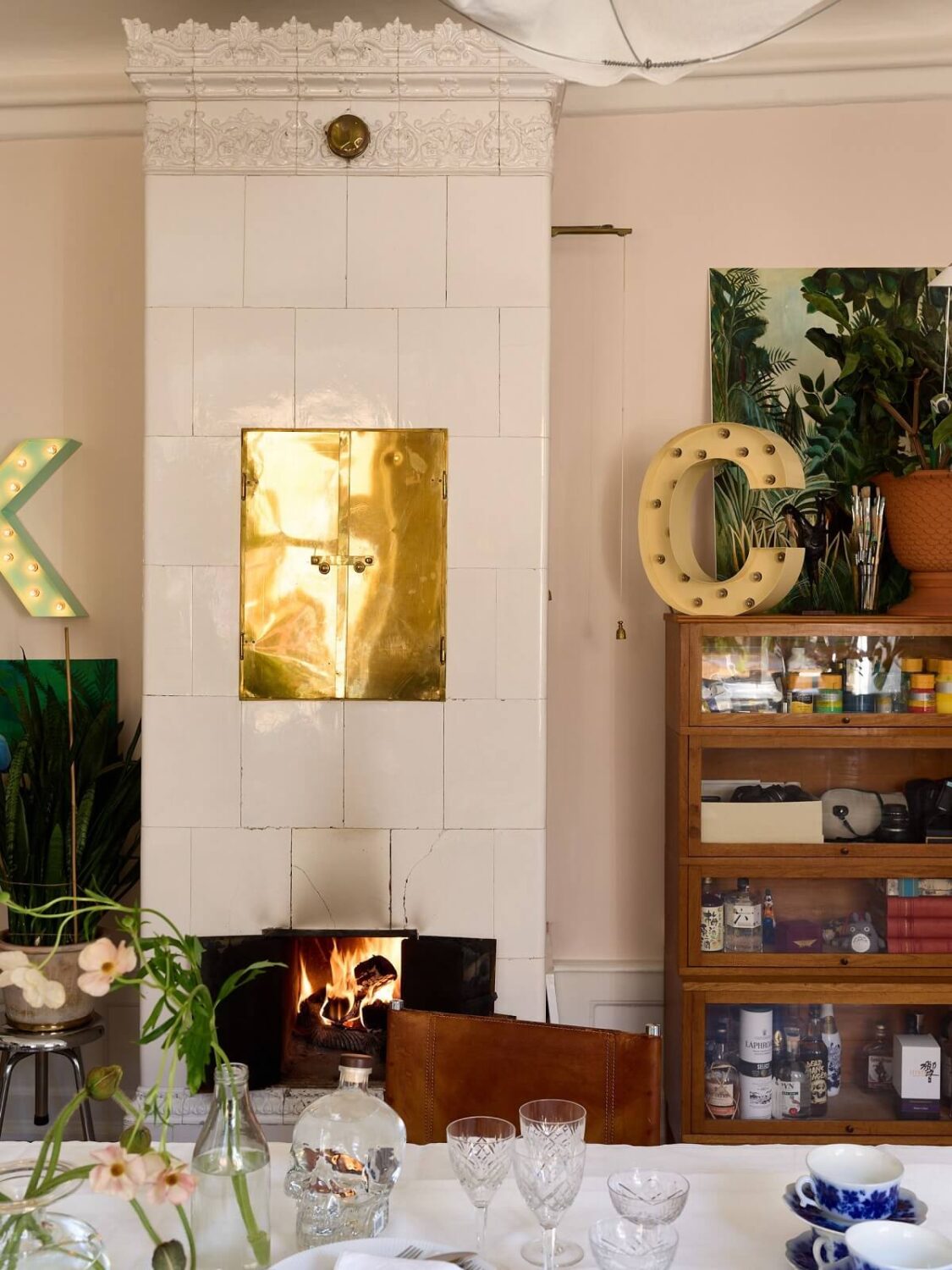 A Cozy Plant-Filled Home in Sweden 3 kakelugn-swedish-fireplace-dining-room-nordroom