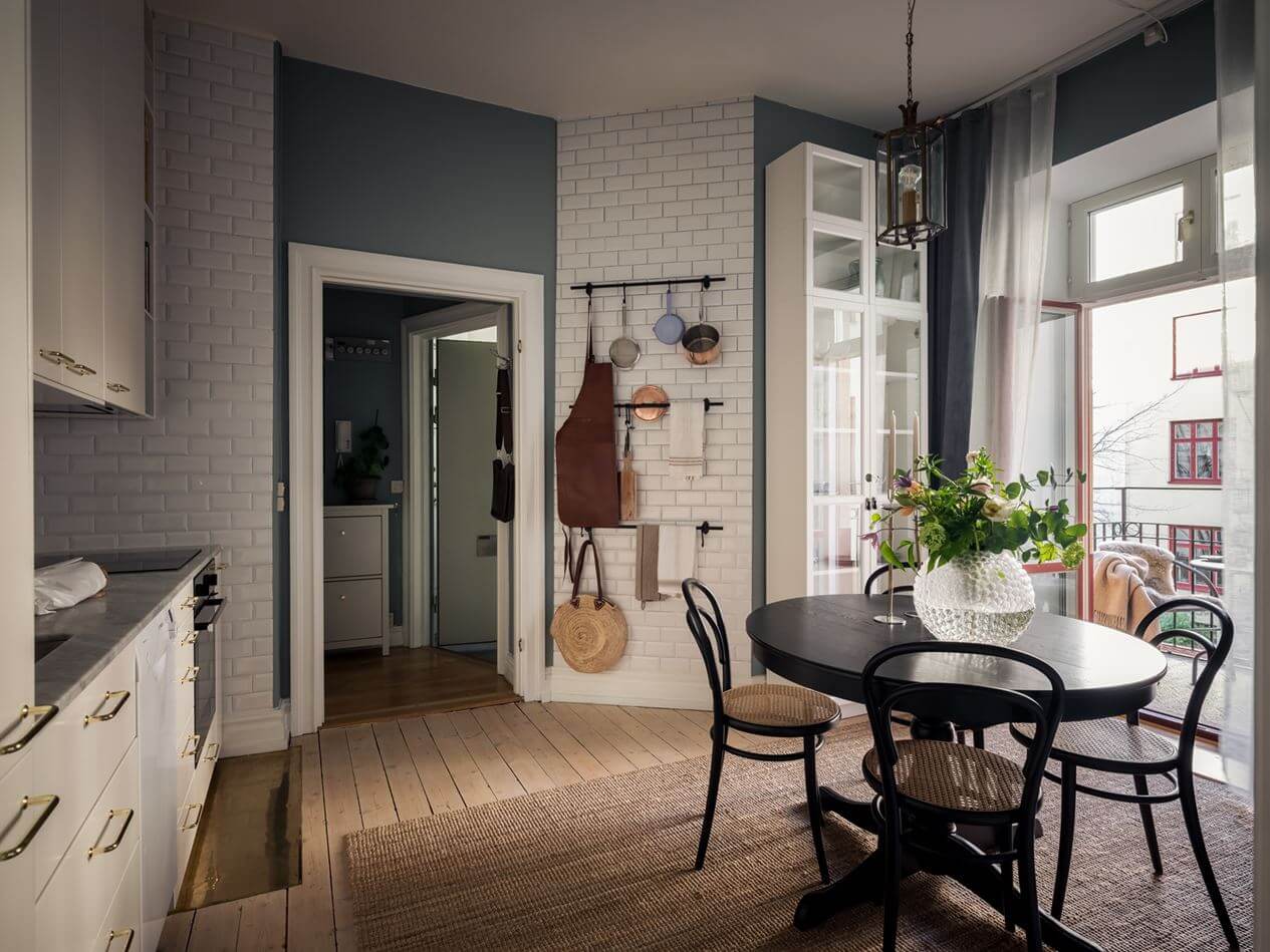 A Gray Studio Apartment with Spacious Kitchen 7 kitchen-round-table-gray-nordic-studio-nordroom