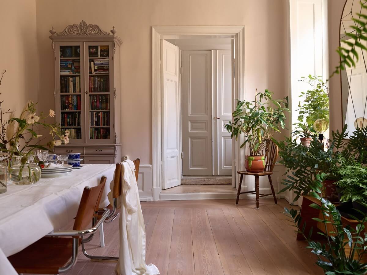 A Cozy Plant-Filled Home in Sweden 5 plant-filled-dining-room-wooden-floor-nordroom