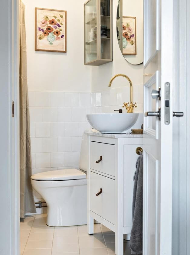 A Lovely Natural Apartment in Sweden 17 small-bathroom-scandinavian-apartment-nordroom
