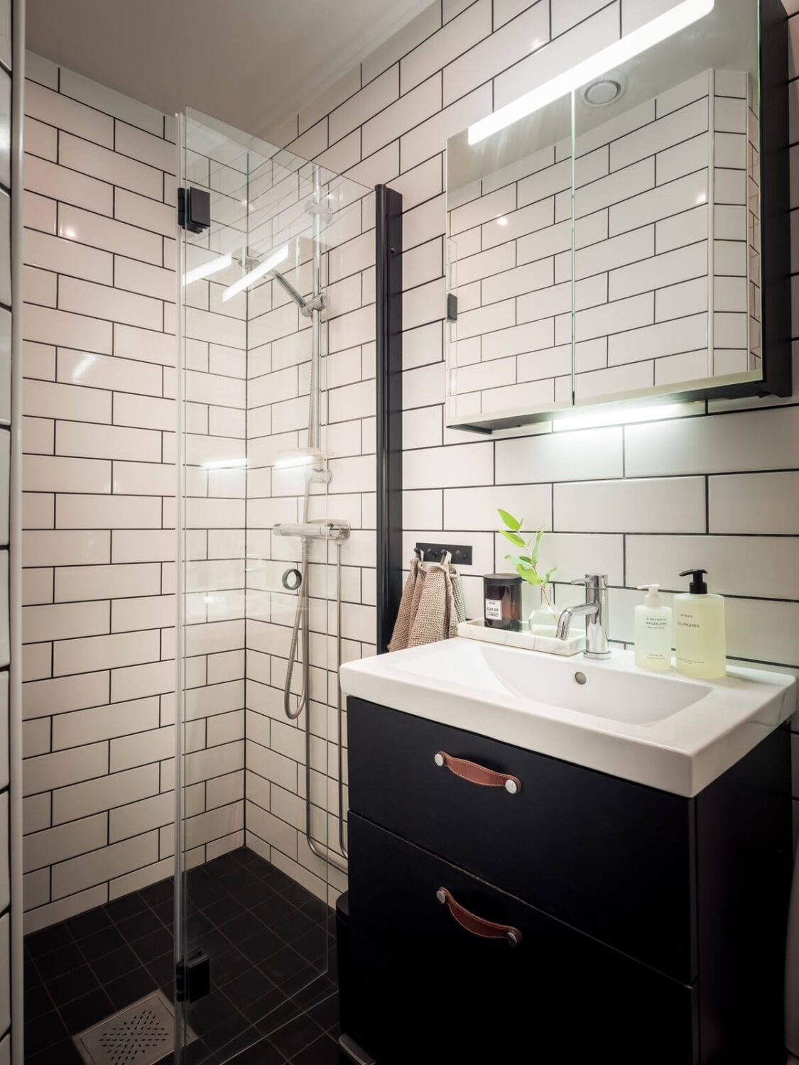 A Gray Studio Apartment with Spacious Kitchen 12 small-bathroom-white-subway-tiles-nordroom