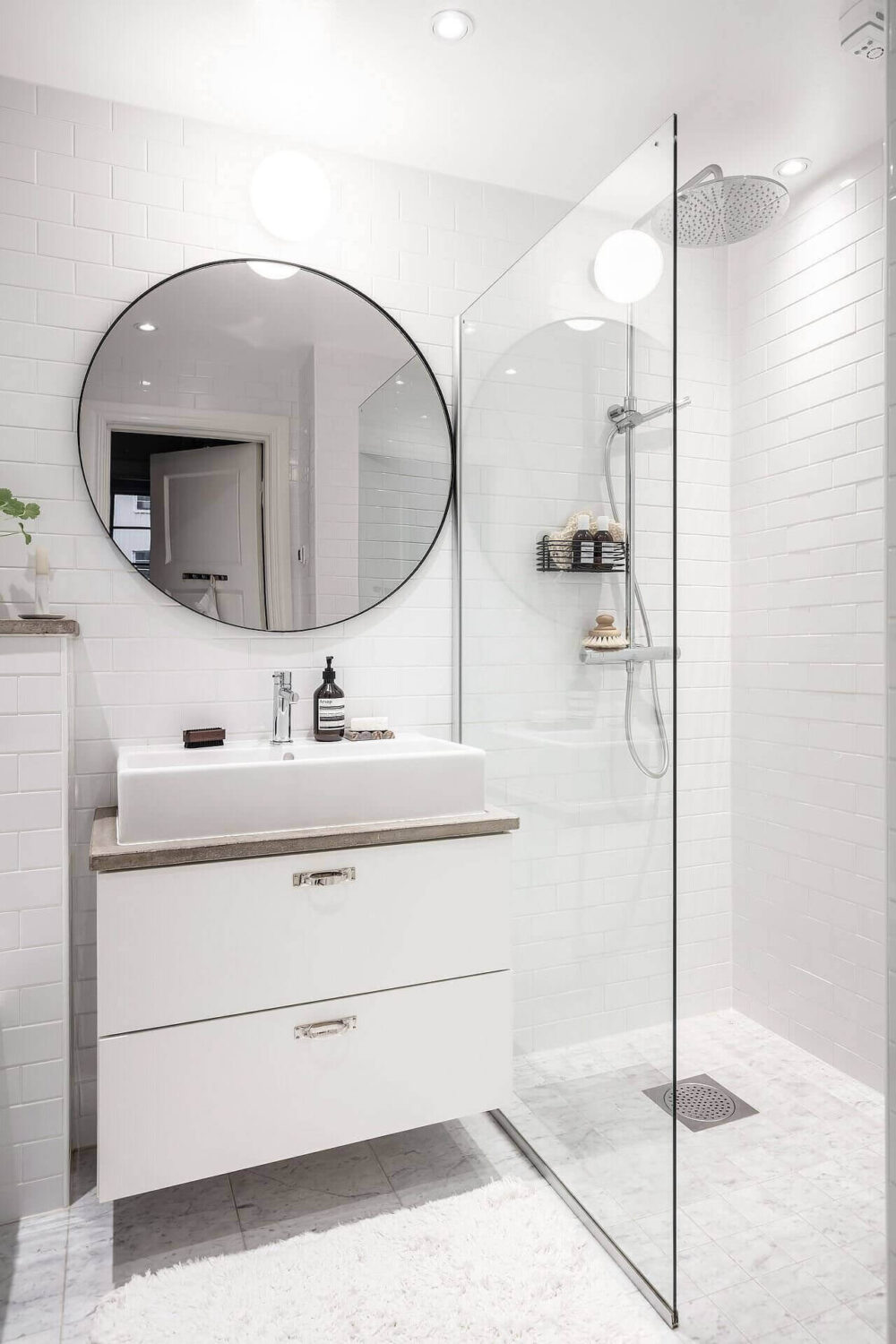 Simple Bathroom Design Ideas That Will Wow You 4 small-white-simple-bathroom-round-mirror-nordic-design-nordroom