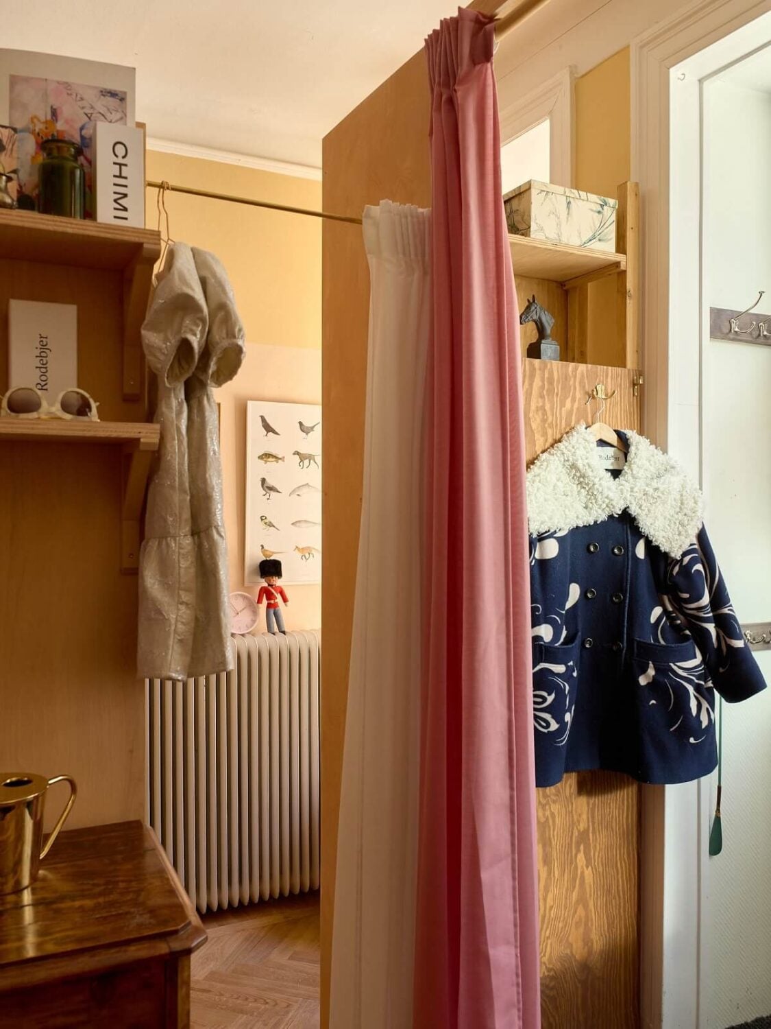 A Small Vintage Apartment with Warm Yellow Walls 13 vintage-apartment-yellow-walls-nordroom