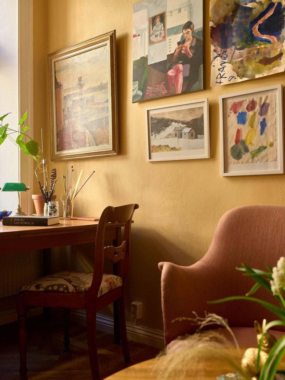 A Small Vintage Apartment with Warm Yellow Walls 4 vintage-nordic-design-home-office-nordroom