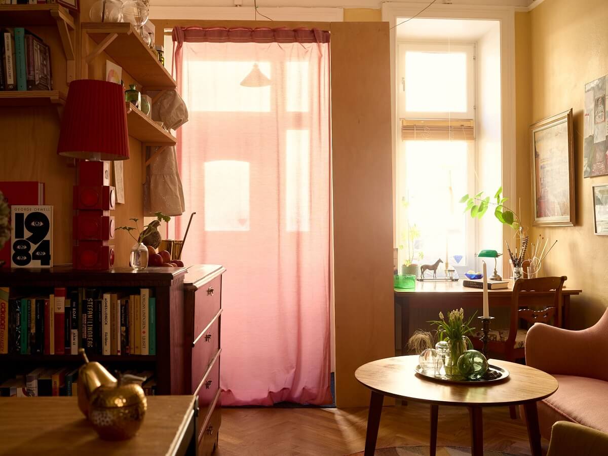 A Small Vintage Apartment with Warm Yellow Walls 5 yellow-vintage-living-room-nordic-home-nordroom