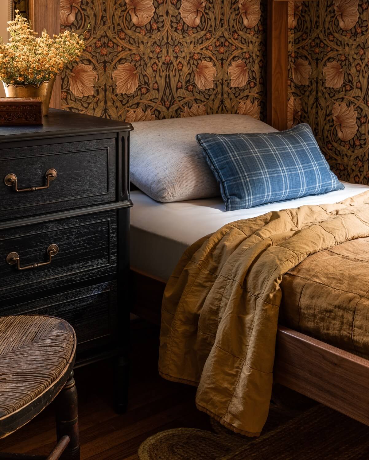 A Warm Country House in Dutchess County 15 Heidi-Caillier-Design-CT-country-house-Dutchess-County-design-bunkroom-william-morris-ochre-blue-plaid-bedding-Nordroom