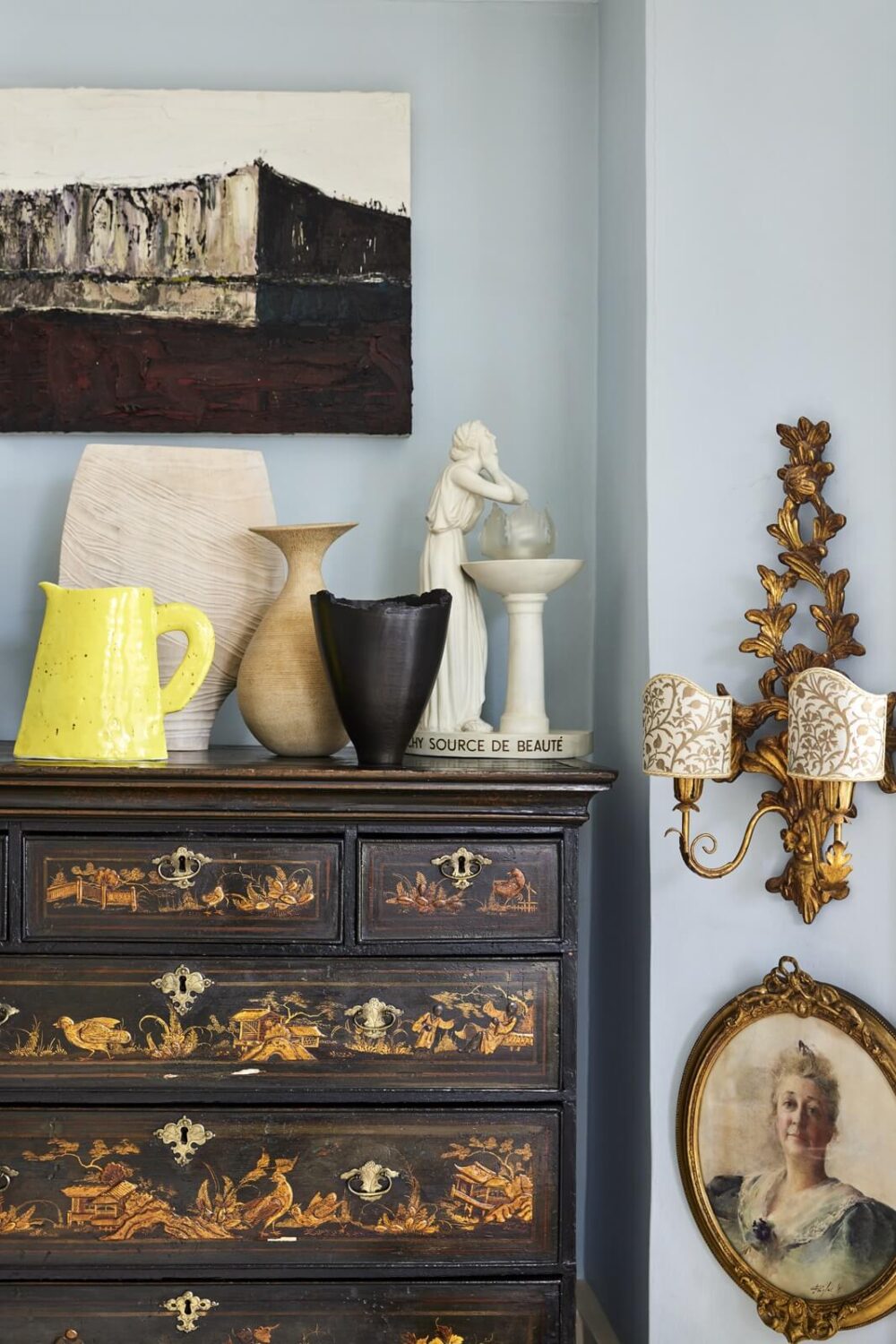 An Eclectic Art-Filled Townhouse in London 11 bedroom-detail-antique-furniture-decor-nordroom