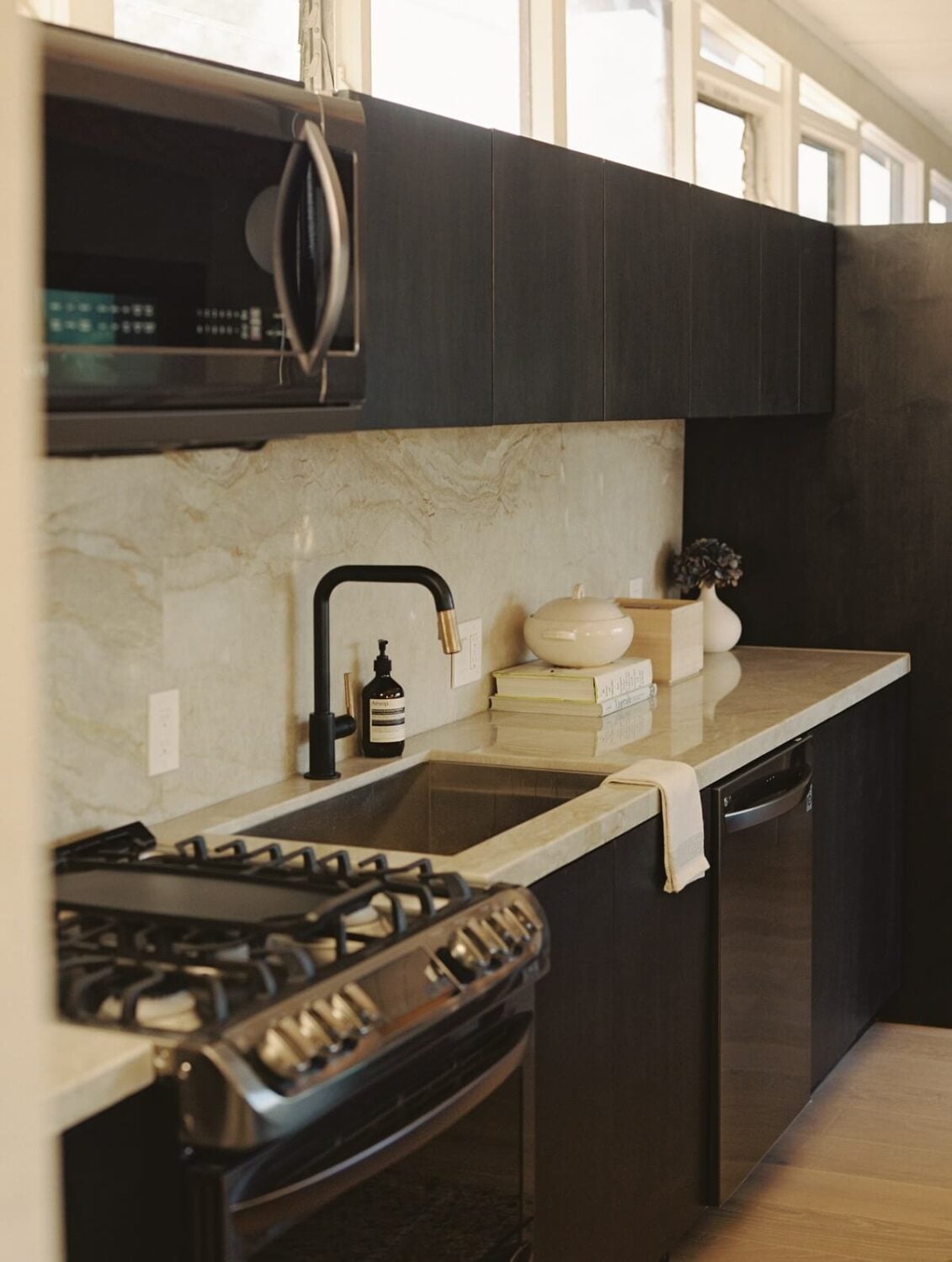 Japandi Design in a Midcentury Home in Los Angeles 5 black-kitchen-midcentury-house-los-angeles-nordroom