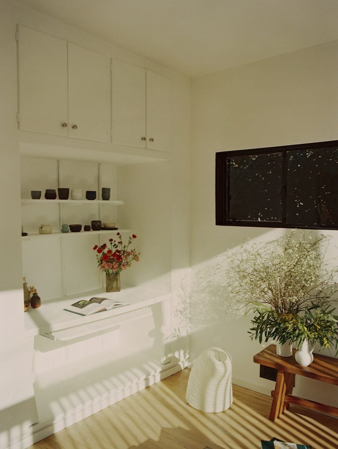 Japandi Design in a Midcentury Home in Los Angeles 15 built-in-homeoffice-midcentury-bungalow-los-angeles-nordroom