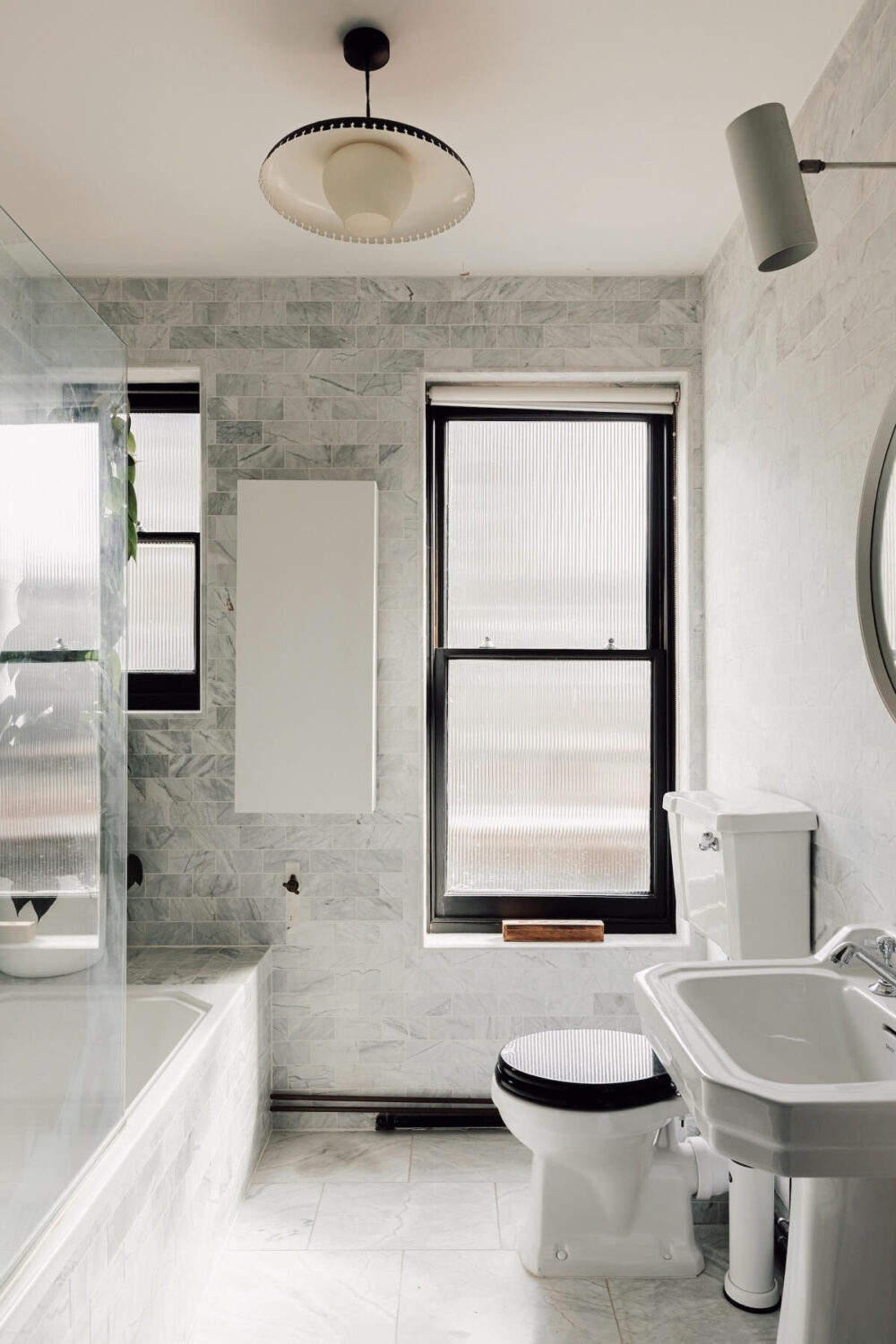 Colorful Rooms in an Edwardian Apartment in London 13 carrara-marble-bathroom-nordroom