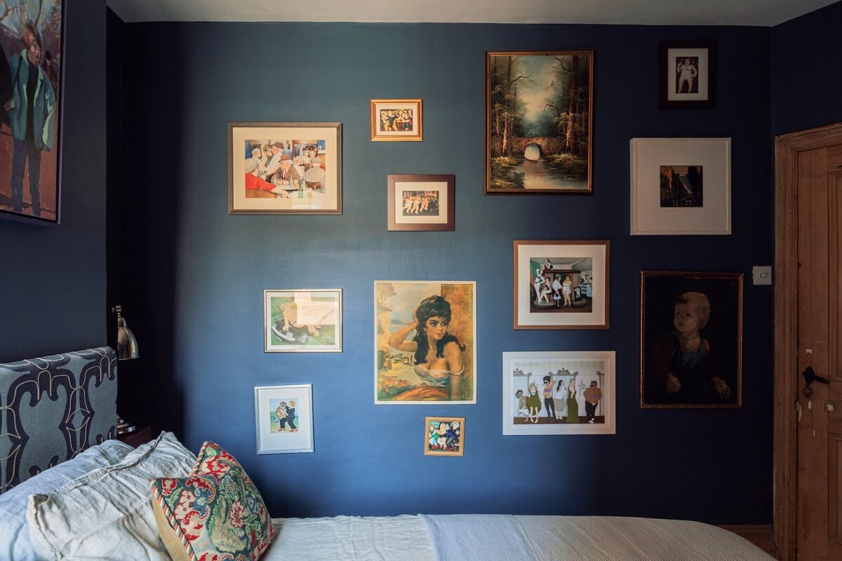 Colorful Rooms in an Edwardian Apartment in London 10 dark-blue-bedroom-gallery-wall-nordroom