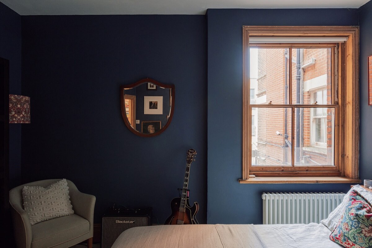 Colorful Rooms in an Edwardian Apartment in London 9 dark-blue-bedroom-london-flat-nordroom