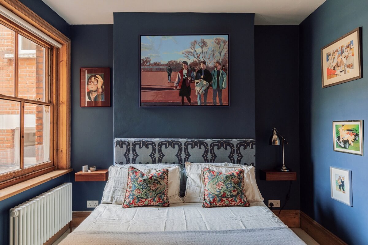 Colorful Rooms in an Edwardian Apartment in London 8 dark-blue-bedroom-niches-nordrom