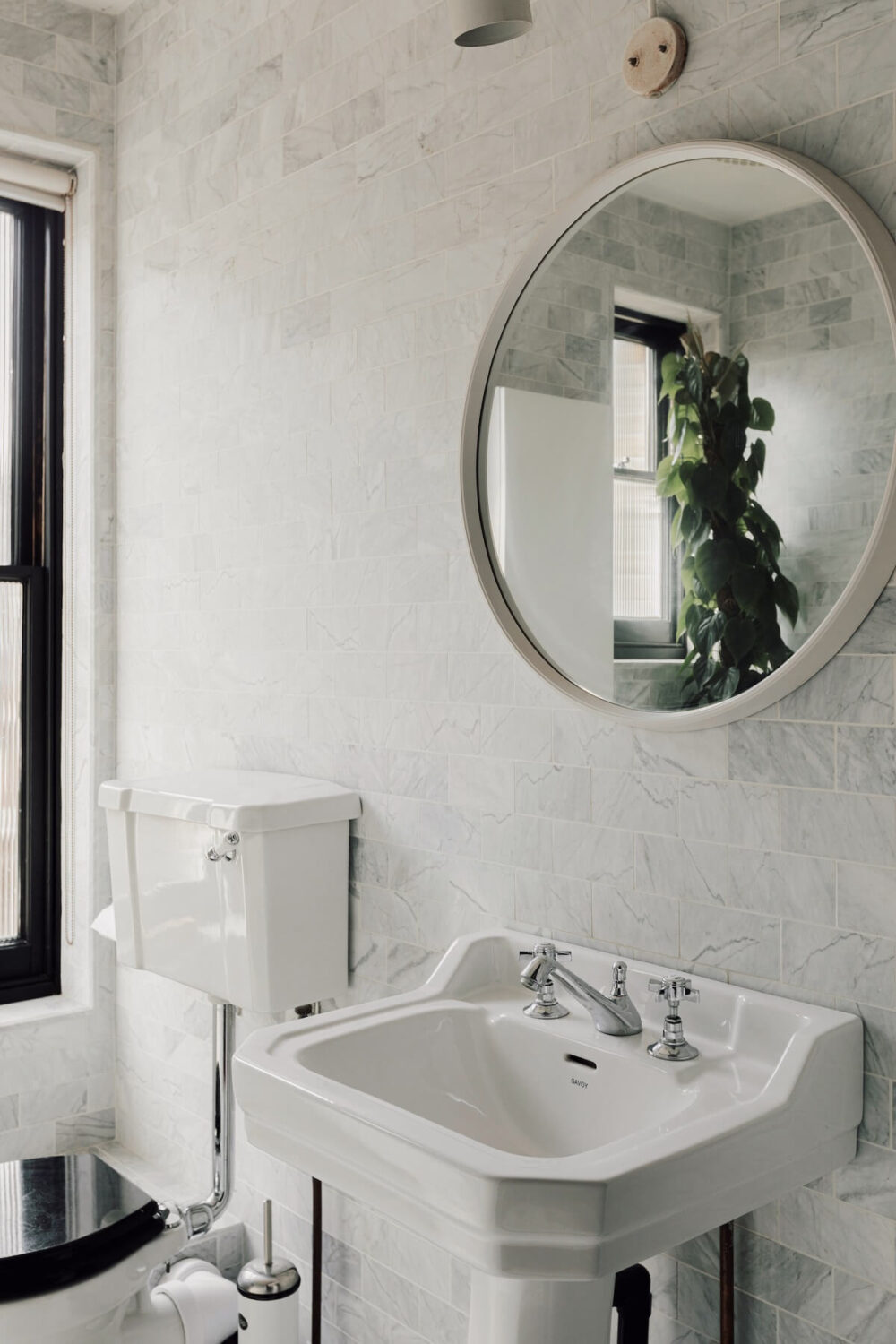 Colorful Rooms in an Edwardian Apartment in London 14 edwardian-style-porcelain-carrara-marble-tiles-nordroom