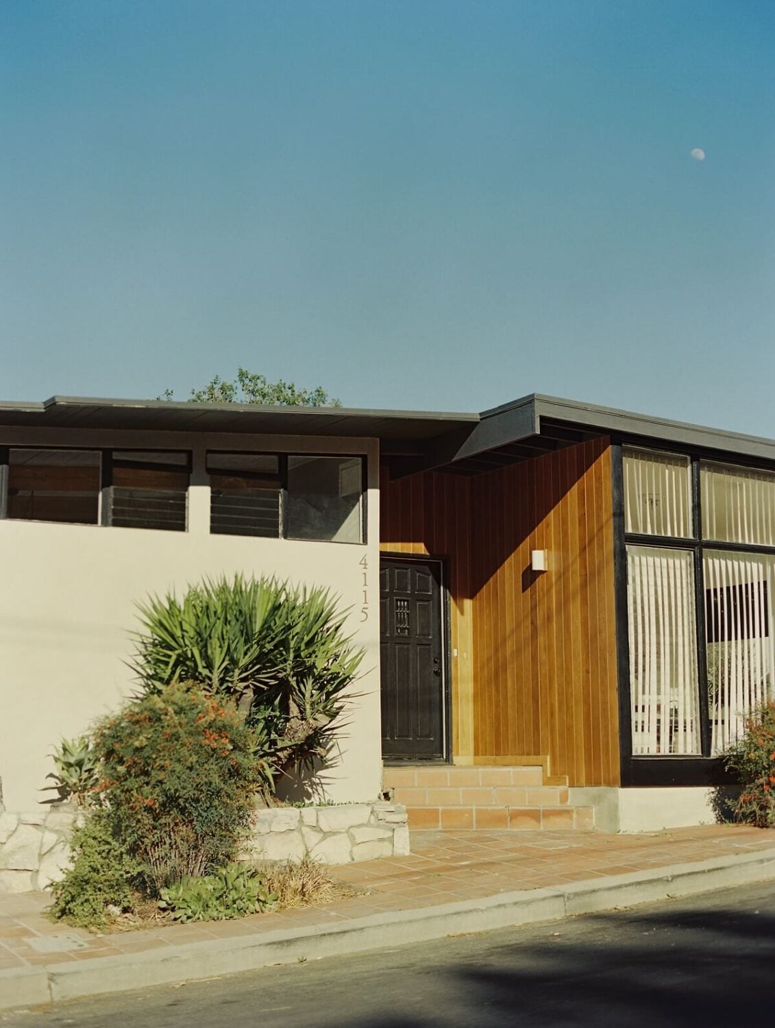 Japandi Design in a Midcentury Home in Los Angeles 33 entrance-midcentury-home-kane-lim-bling-empire-los-angeles-nordroom