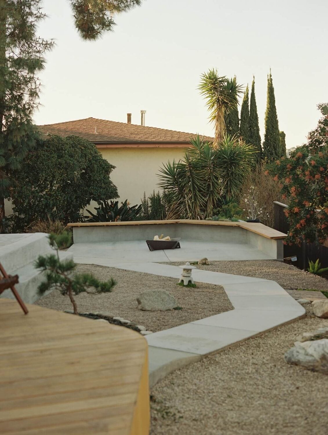 Japandi Design in a Midcentury Home in Los Angeles 32 garden-midcentury-home-kane-lim-bling-empire-los-angeles-nordroom