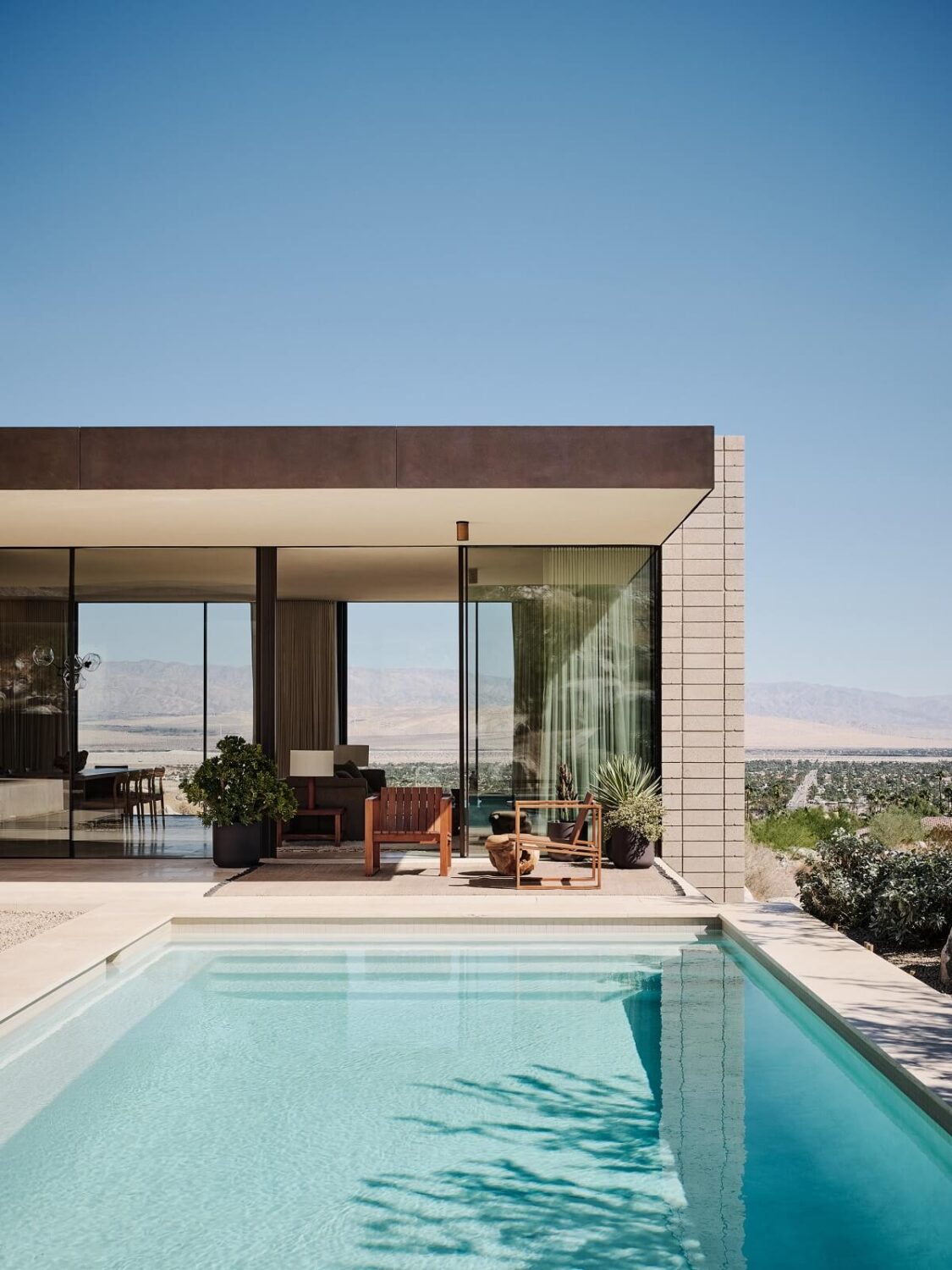 A Modern Architectural Home in Palm Springs 22 indoor-outdoor-living-swimming-pool-palm-springs-WoodsDangaran-nordroom