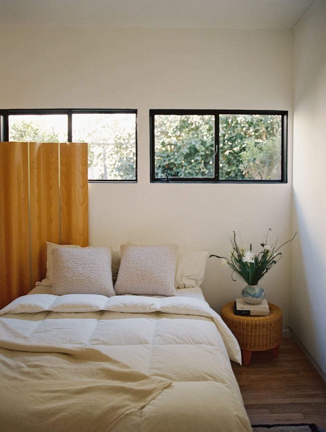 Japandi Design in a Midcentury Home in Los Angeles 22 japandi-bedroom-midcentury-home-los-angeles-nordroom
