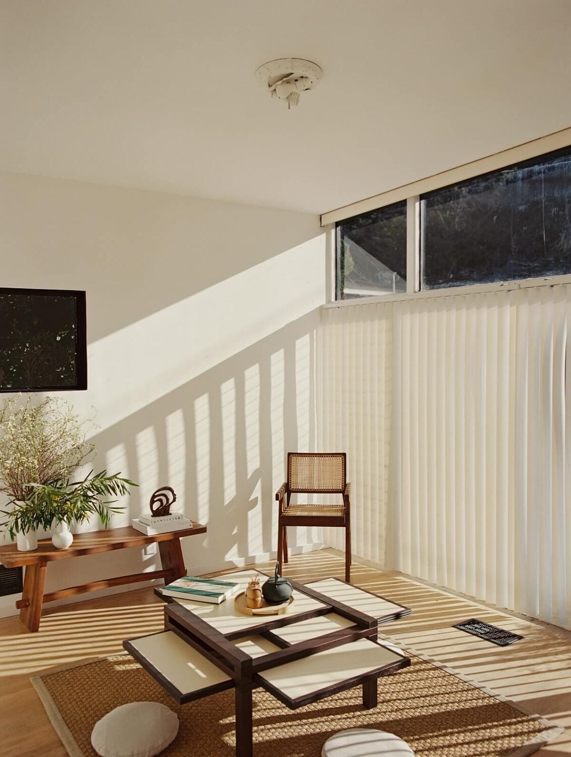 Japandi Design in a Midcentury Home in Los Angeles 16 japandi-style-living-room-midcentury-los-angeles-nordroom
