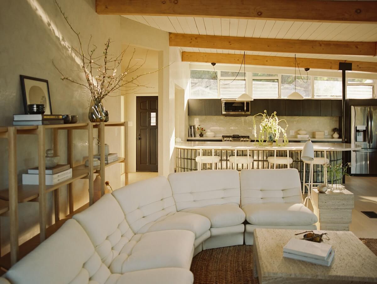 Japandi Design in a Midcentury Home in Los Angeles 7 living-room-curved-white-sofa-midcentury-bungalow-los-angeles-nordroom