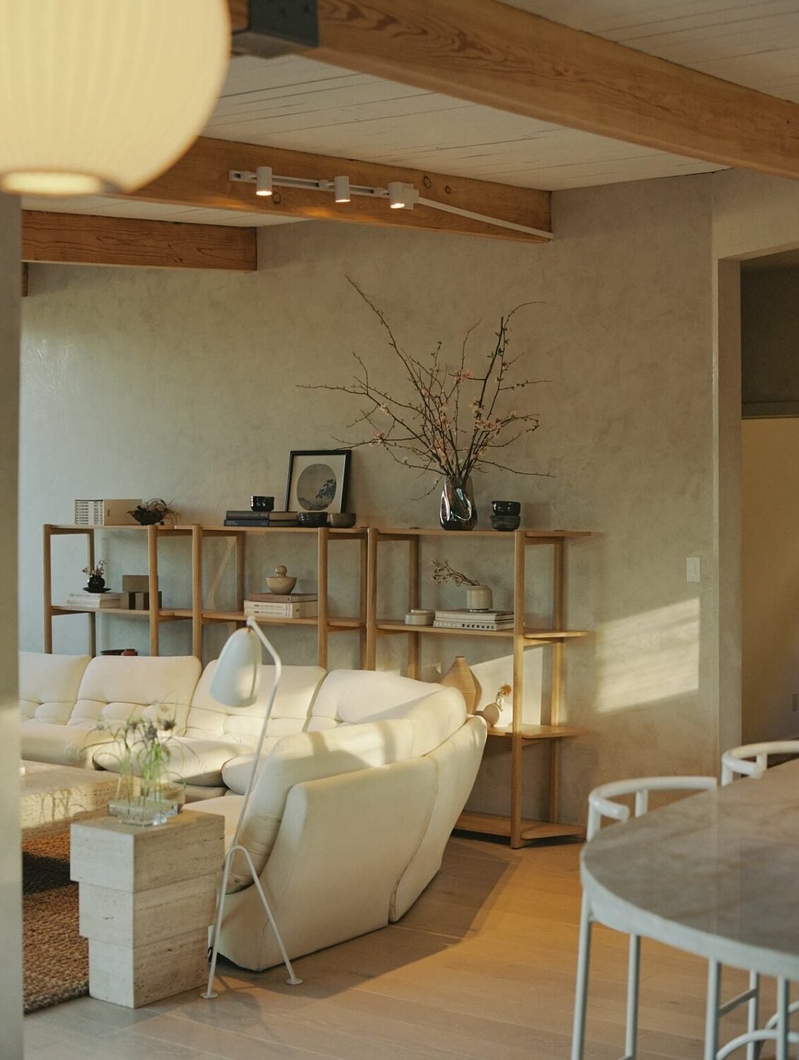 Japandi Design in a Midcentury Home in Los Angeles 8 minimalistic-japandi-living-room-wooden-beams-natural-light-nordroom
