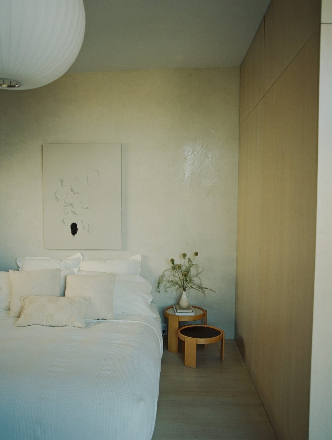 Japandi Design in a Midcentury Home in Los Angeles 17 minimalistic-scandinavian-style-bedroom-los-angeles-nordroom