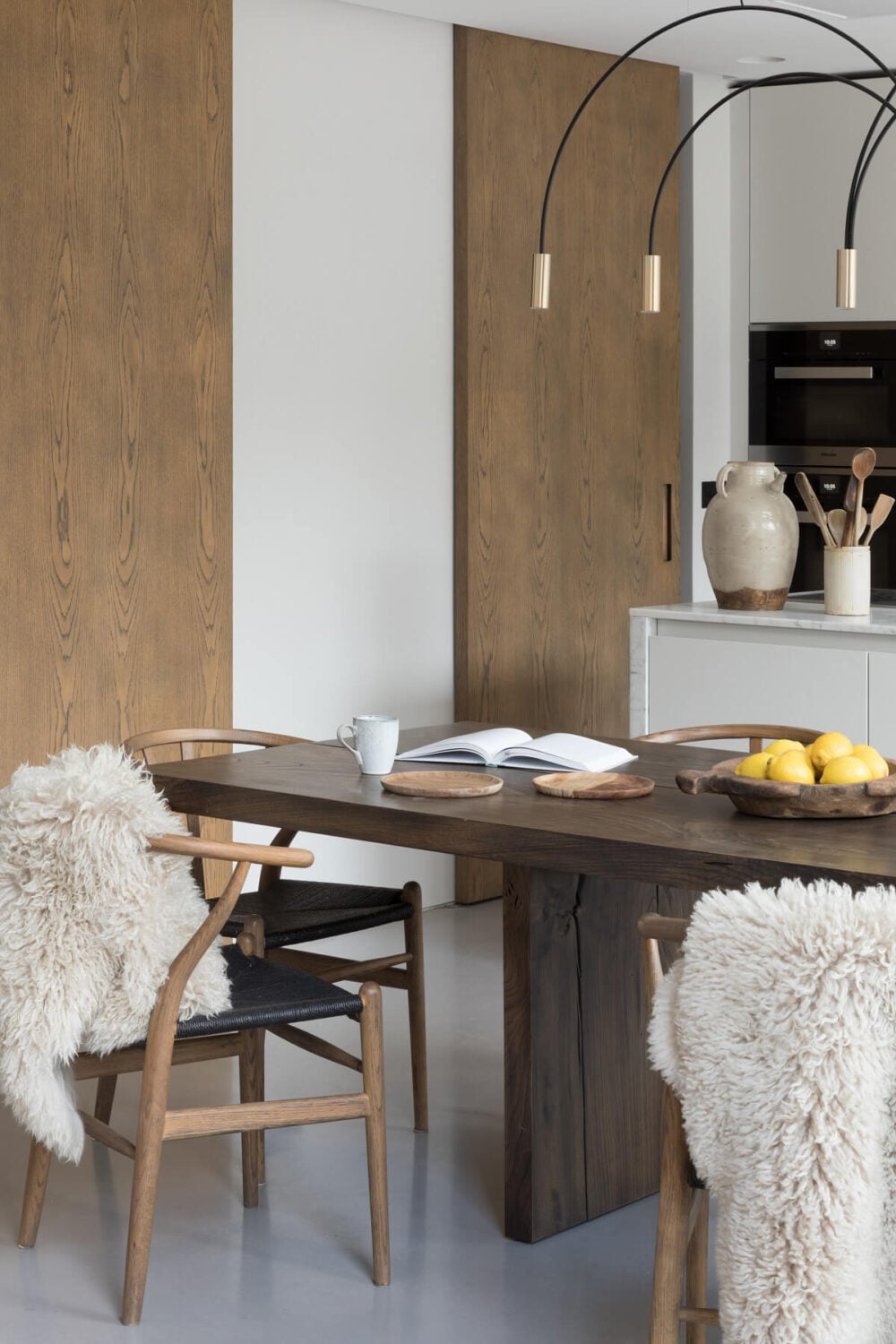Contrasting Styles in a Victorian Home in London 15 modern-kitchen-dining-table-wishbone-chair-victorian-home-london-nordroom