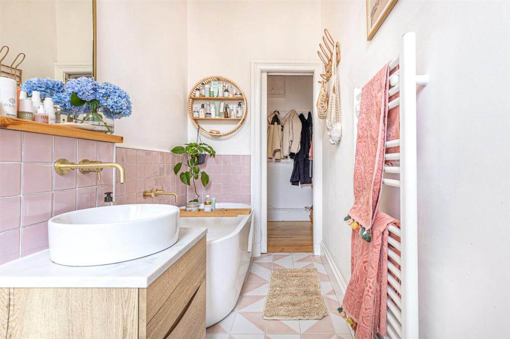 Kate Spiers Sells Her Beautiful Light Flat in Glasgow 17 narrow-bathroom-pink-tiles-freestanding-bath-kate-spiers-nordroom
