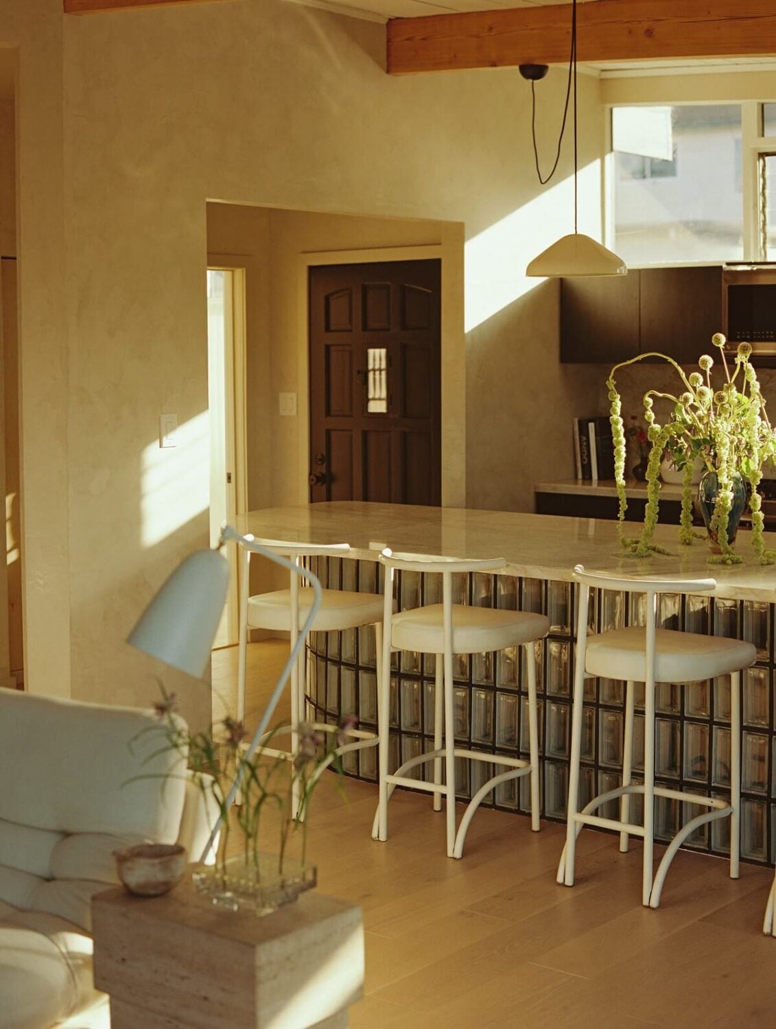 Japandi Design in a Midcentury Home in Los Angeles 4 natural-light-kitchen-wooden-beams-nordroom